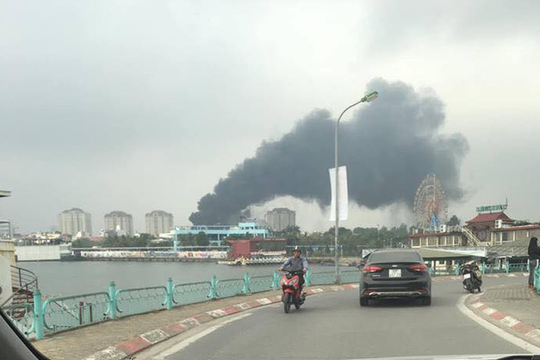 Hà Nội: Cháy lớn tại trường THCS Nhật Tân, khói bốc cao hàng chục mét