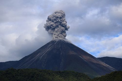 Núi lửa Reventador phun trào cột tro bụi cao hơn 500m