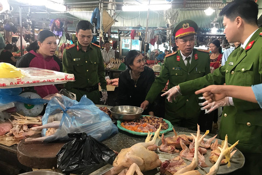 Hà Tĩnh: Phát hiện và thu hồi 38 kg thịt gà bẩn, không rõ nguồn gốc tại chợ tỉnh Hà Tĩnh