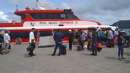 “Cấm” tàu cao tốc hoạt động trên biển Kiên Giang để tránh bão số 1, nhiều du khách “kẹt” lại Phú Quốc