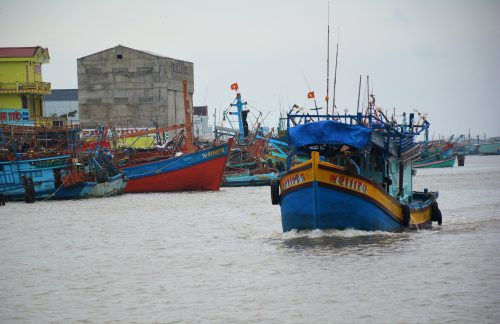 Bạc Liêu: Cứu hộ thành công tàu cá chở 8 thuyền viên chết máy trên biển