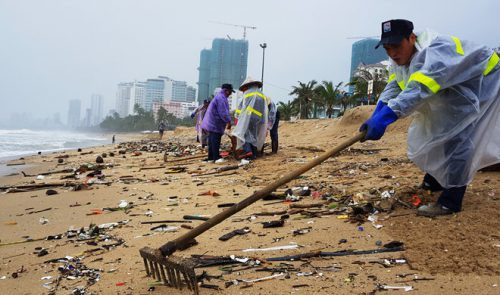 Nha Trang: Rác ‘bủa vây’ bãi biển