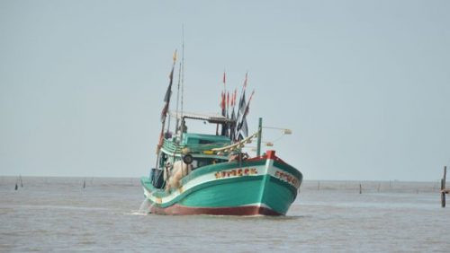 Cà Mau: Tàu cá bị chết máy trên biển cầu cứu
