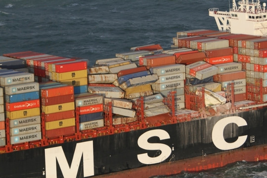 Borkum, Đức: 270 container rơi xuống biển vì thời tiết xấu
