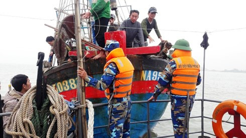 Nghệ An: 7 ngư dân gặp nạn vào bờ an toàn