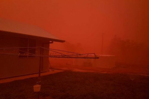 Bầu trời Australia đỏ như máu trong bão bụi