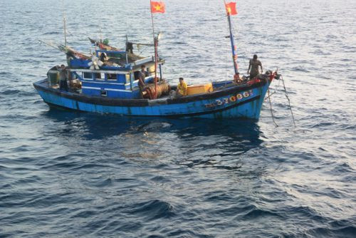 Bình Định: Cứu hai ngư dân nước ngoài gặp nạn trên biển