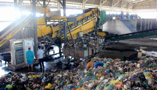 Hà Nội: Tích cực tăng ca để xử lý rác thải tồn đọng
