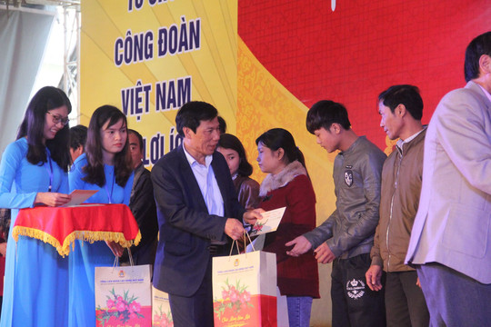 Bộ trưởng Nguyễn Ngọc Thiện tham dự chương trình “Tết sum vầy” tại   tỉnh Thừa Thiên Huế