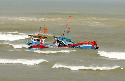 Bình Thuận: Chìm tàu cá, hai người chết và mất tích
