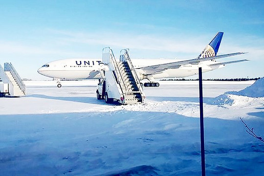 Canada: Máy bay đóng băng, không thể cất cánh