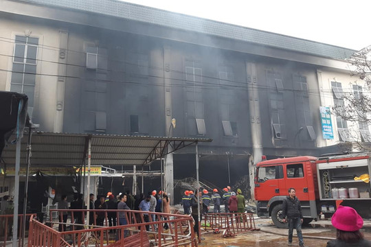 Bắc Ninh: Cháy Trung tâm thương mại ở thị xã Từ Sơn, tiểu thương hoảng loạn sơ tán