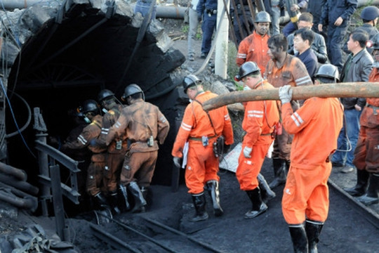 Sập hầm mỏ vàng bất hợp pháp tại Indonesia, hàng chục người bị vùi lấp