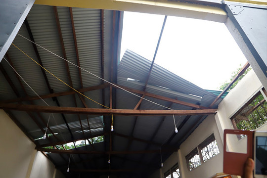 Lâm Đồng: Lốc xoáy tốc mái khối văn phòng trong trụ sở ủy ban nhân dân Thành phố, nhiều tài liệu quan trọng nguy cơ hư hỏng