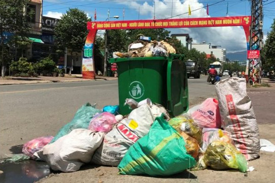Quảng Ngãi: Rác thải sinh hoạt bủa vây dọc Quốc lộ 1A