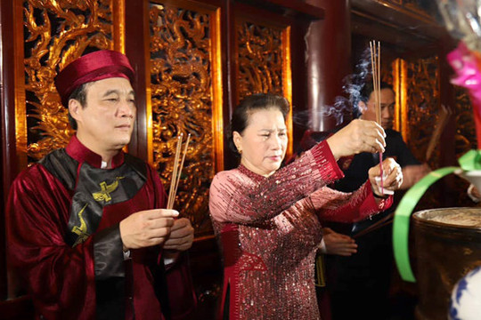 Chủ tịch Quốc hội Nguyễn Thị Kim Ngân cùng đoàn đại biểu dâng hương lên các vị Vua Hùng
