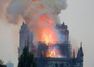 Cháy lớn Nhà thờ Đức Bà Paris: Sập đỉnh tháp, phần mái vòm bị thiêu rụi