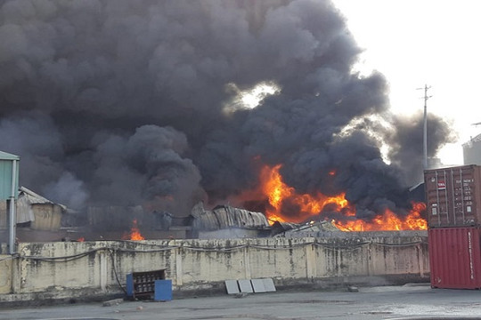 Hải Phòng: Xưởng nhựa 2.000m2 bốc cháy dữ dội ngay gần cây xăng