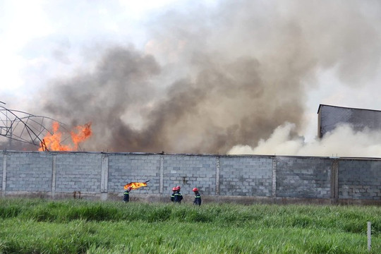 Cháy lớn ở nhà xưởng chứa nệm mút ở Sài Gòn