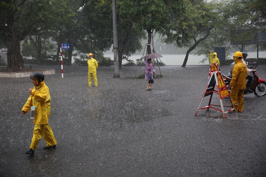 Dự báo mưa to đến rất to, Hà Nội bố trí 2.300 người ứng trực thoát nước