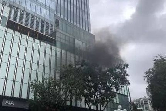 TP.HCM: Saigon Center khói đen bốc lên nghi ngút, người dân hốt hoảng tháo chạy