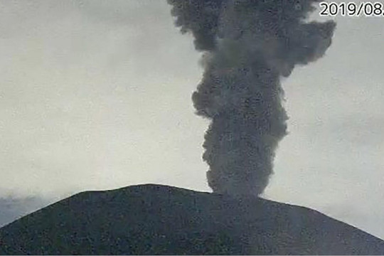 Núi lửa Asama phun trào trở lại ở Nhật Bản