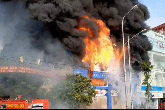 Bắc Giang: Cháy lớn tại siêu thị 90k, khói bốc cao hàng chục mét