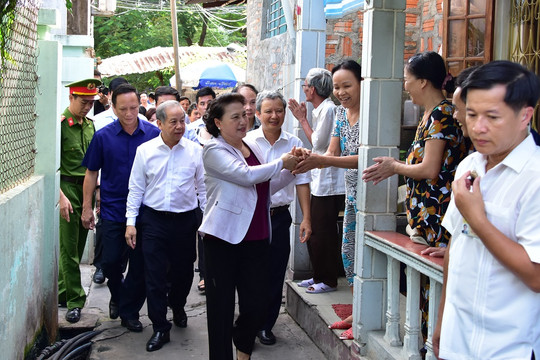Chủ tịch Quốc hội  thăm người dân thuộc diện di dời Di tích kinh thành Huế