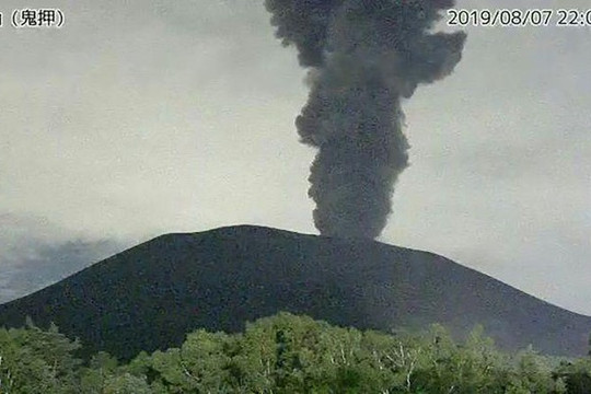 Nhật Bản phát cảnh báo nguy hiểm do ngọn núi lửa Asama phun trào trở lại