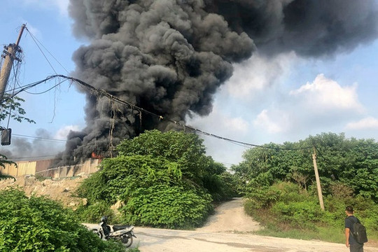 Hà Nội: Cháy xưởng sản xuất lốp xe trên đường Nguyễn Xiển, khói đen bốc cao hàng trăm mét