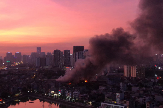Hà Nội: Cháy lớn tại Công ty Phích nước Rạng Đông