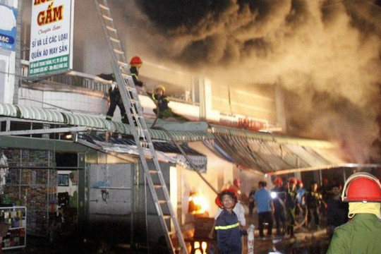Cà Mau: Cháy lớn tại hộ kinh doanh gần chợ đầu mối, nhiều hộ dân phải sơ tán