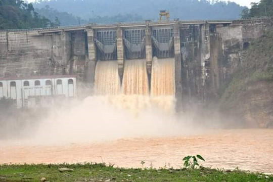 Hà Tĩnh: Mưa lớn kết hợp xả thủy điện Hố Hô, nhiều địa phương bị ngập trong biển nước