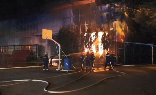 Bình Dương: Xưởng sản xuất mút xốp cháy dữ dội trong đêm