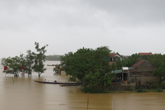 Quảng Bình : Lũ lớn, nhiều nhà dân huyện vùng cao Minh Hoá ngập chìm trong biển nước