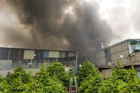 TP.HCM: Cháy dữ dội tại xưởng thạch cao, nhiều nhà dân bị ảnh hưởng