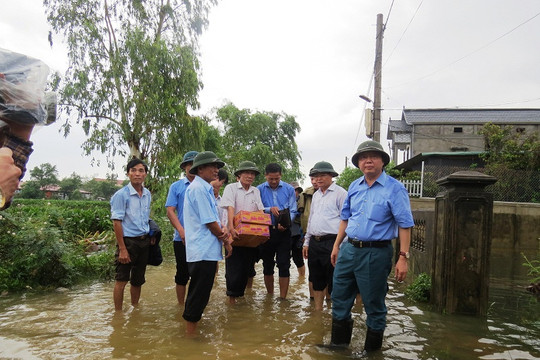 Quảng Bình : Bộ trưởng Trần Hồng Hà “vượt lũ” thăm dân