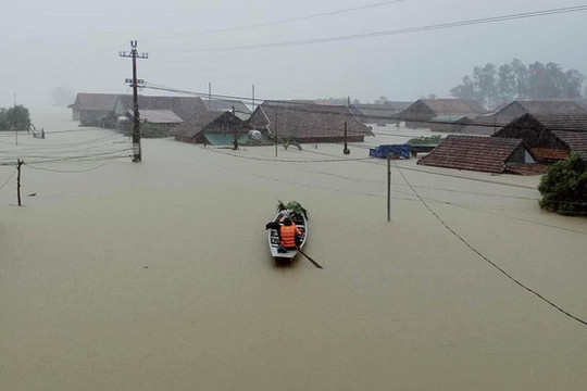 Thủ tướng động viên người dân vùng lũ miền Trung sớm ổn định cuộc sống sau mưa bão