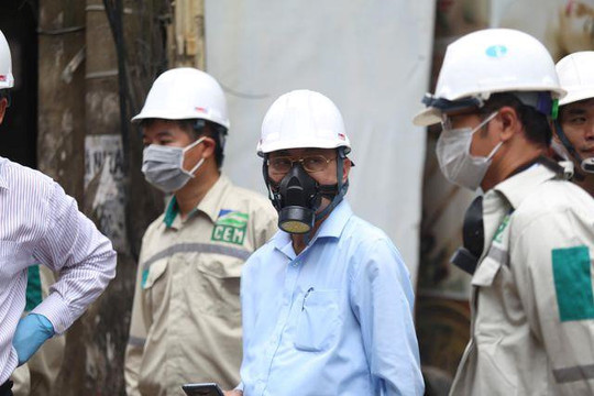 Chủ tịch TP Hà Nội: Mọi người đeo khẩu trang mà cán bộ lại đeo mặt nạ phòng độc là phản cảm