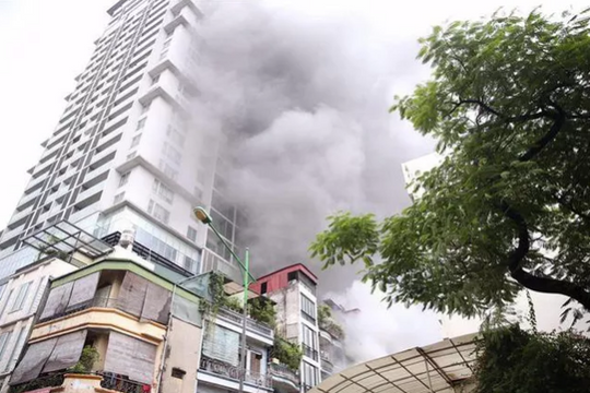 Hà Nội: Cháy lớn tại căn nhà 5 tầng trên phố Núi Trúc, nam thanh niên mắc kẹt bị ngạt khói kịp thời được cứu thoát
