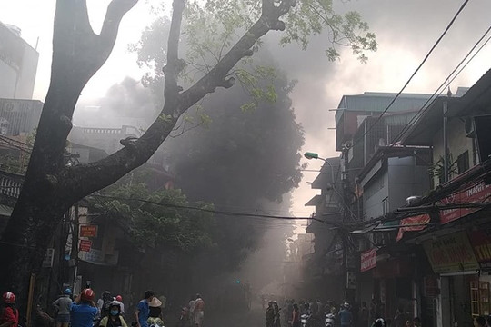 Hà Nội: Cháy lớn tại cửa hàng nội thất trên đường Đê La Thành