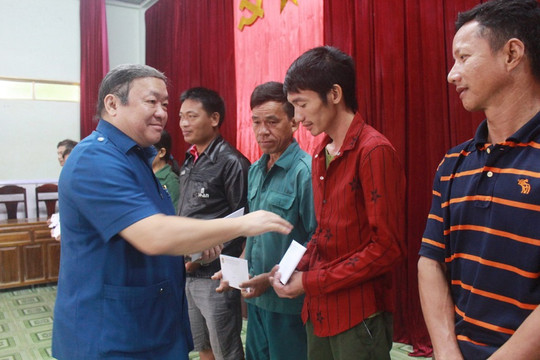 Quảng Bình: Chủ tịch Hội Nông dân Việt Nam thăm, tặng quà đồng bào vùng rốn lũ Tân Hoá