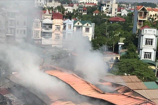 Hà Nội: Cháy ngùn ngụt tại chợ Tó, Đông Anh, Hà Nội