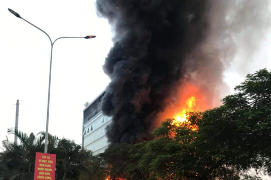 Hải Phòng: Cháy dữ dội siêu thị điện máy Hoàng Gia,  khu trưng bày đổ sập