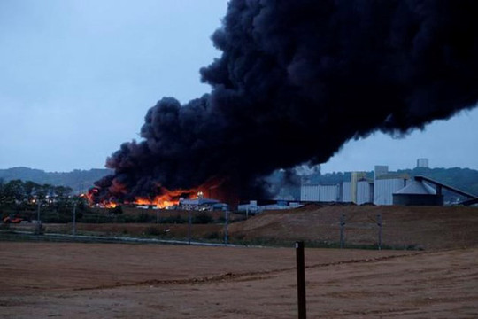 Pháp: Cháy nhà máy hóa chất, nguy cơ gây ô nhiễm sông Seine