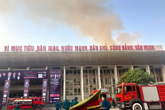 Hà Nội: Cháy hội trường Cung văn hoá hữu nghị Việt Xô, cột khói đen cao nhiều mét