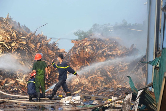 Nghệ An: Cháy lớn ở xưởng chế biến than sạch xuất khẩu, nhiều nguyên liệu bị thiêu rụi