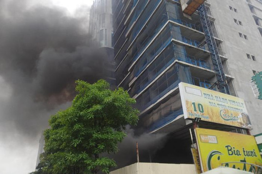 Cháy lớn tại chung cư QMS Tower, nhiều công nhân sợ hãi chạy ra ngoài