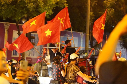 Người dân thủ đô xuống đường ăn mừng chiến thắng “nghẹt thở” của đội tuyển Việt Nam