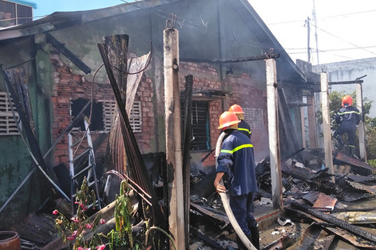 Tiền Giang: Cháy  kho cửa hàng đồ điện, khu dân cư hoảng loạn